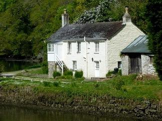 Pont Quay Cottage is located in Fowey