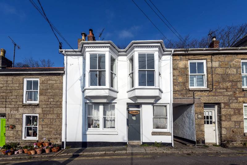 Upper Chandlers Cottage is in Mousehole, Cornwall