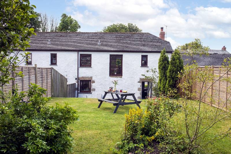 The Old Hay Barn, Croft Hooper price range is 300 - £ 1442