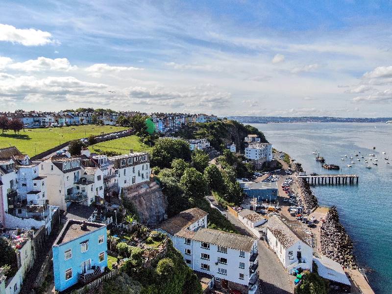 Cliff Cottage is in Brixham, Devon