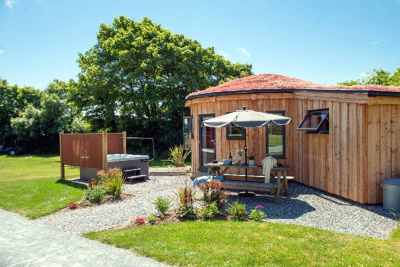 Spring Tide Roundhouse, East Thorne is located in Bude