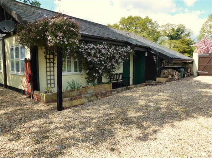 The Old Granary at Kinkell Cottage is in Bashley, Hampshire