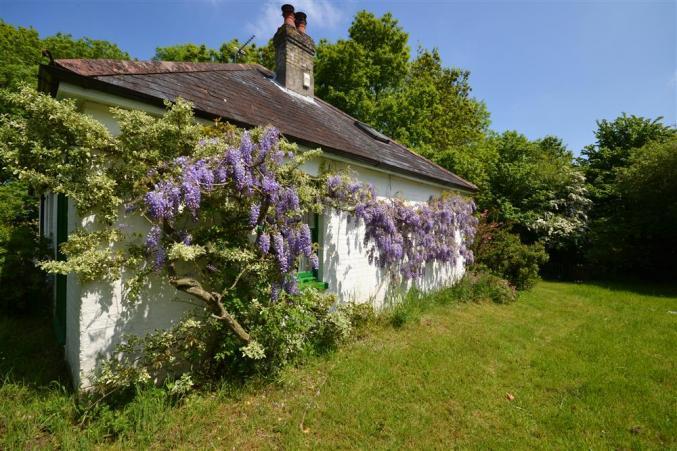 Pinns Farm Bungalow is located in West Wellow