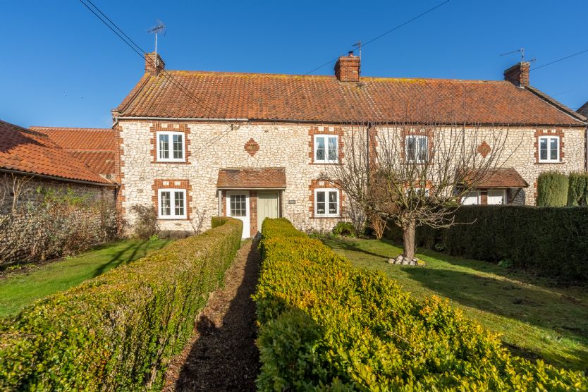 Froggy Cottage is located in Thornham