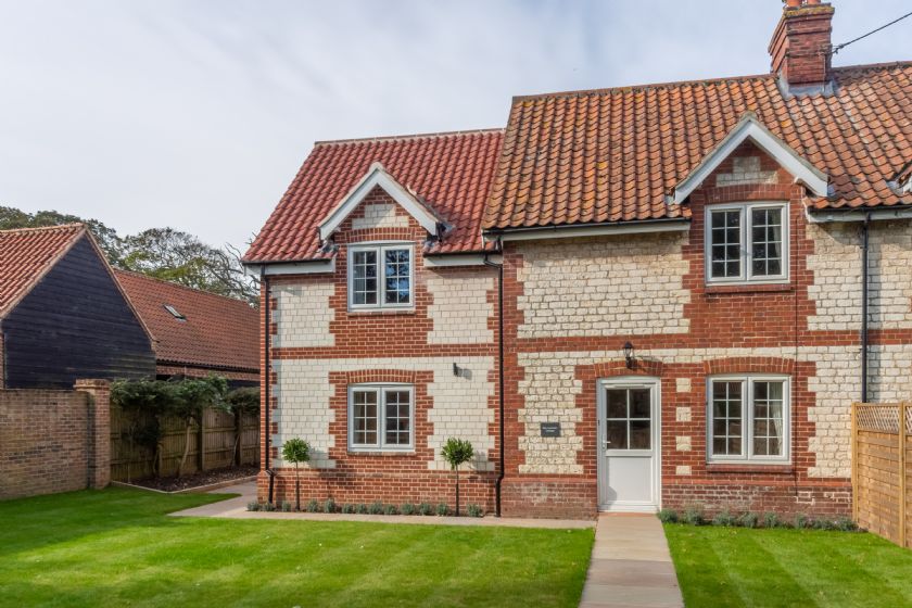 1 Hall Lane Cottages is located in Thornham