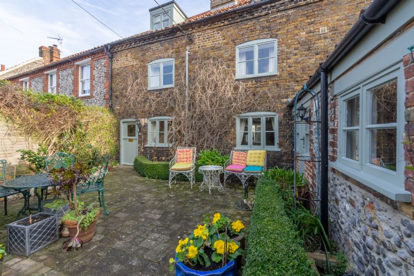 Pear Tree Cottage (B) is located in Blakeney