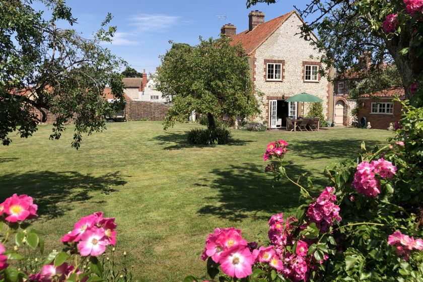 2 Dix Cottages is located in Thornham