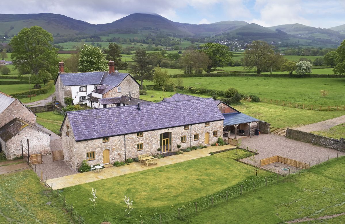 The Longbarn at Caerfallen sleeps 6