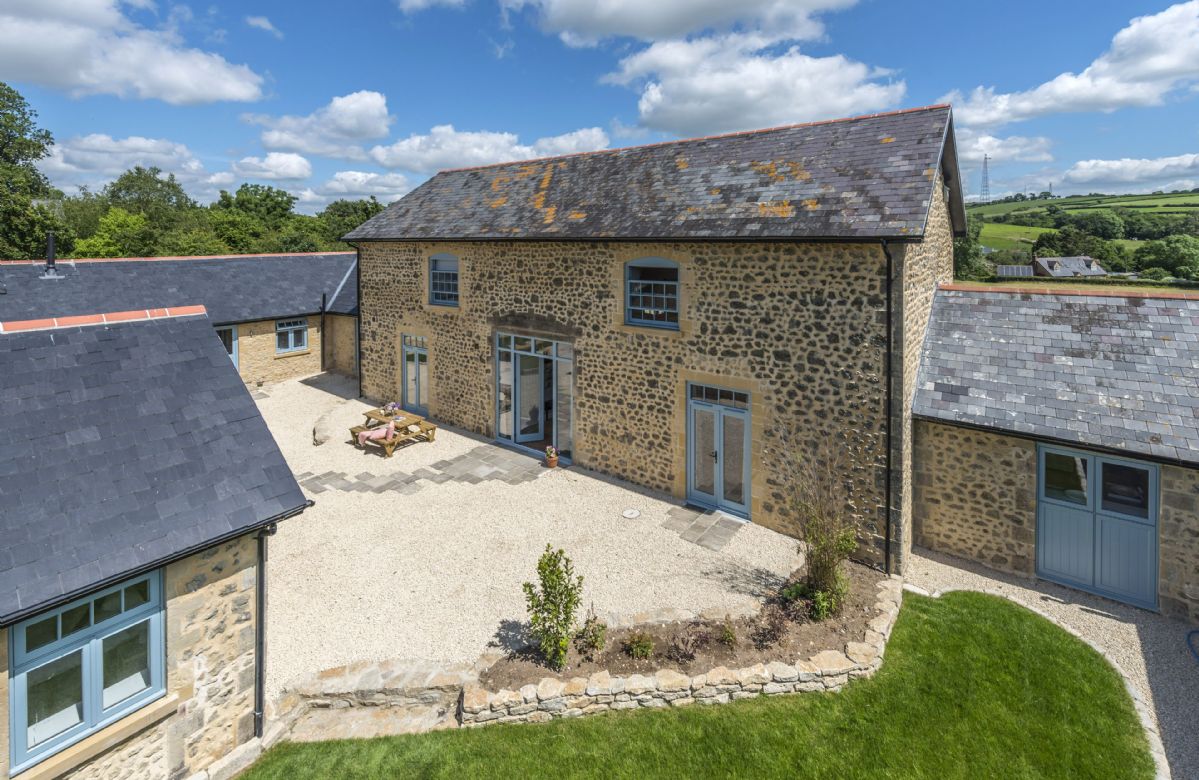 Stapleford Farm Cottages is located in Hooke