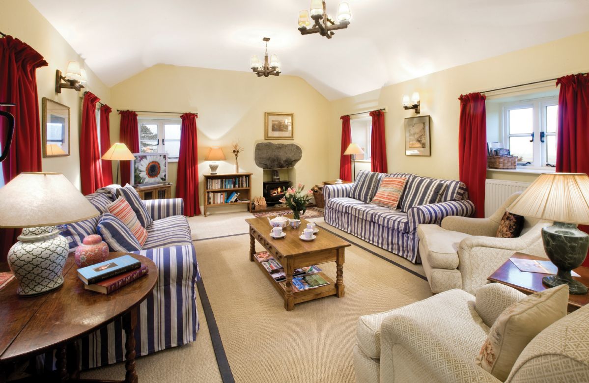 Ty Newydd sleeps 8