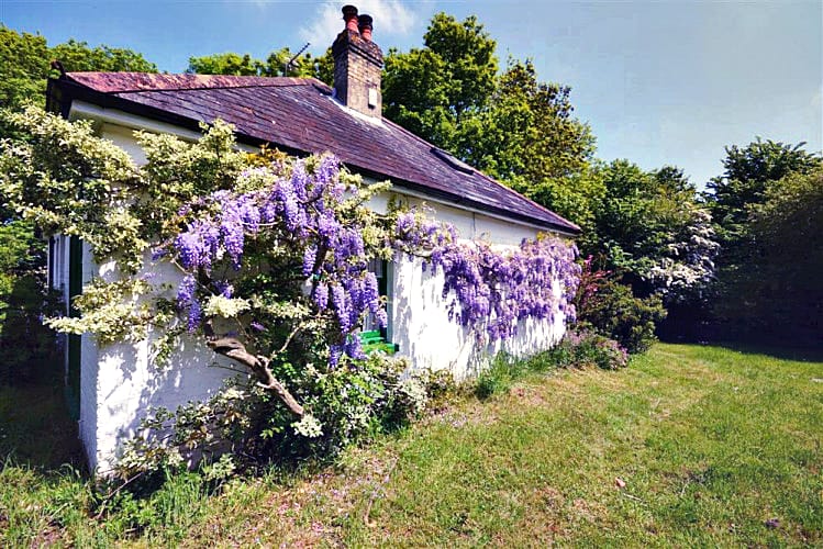 Pinns Farm Bungalow is located in West Wellow