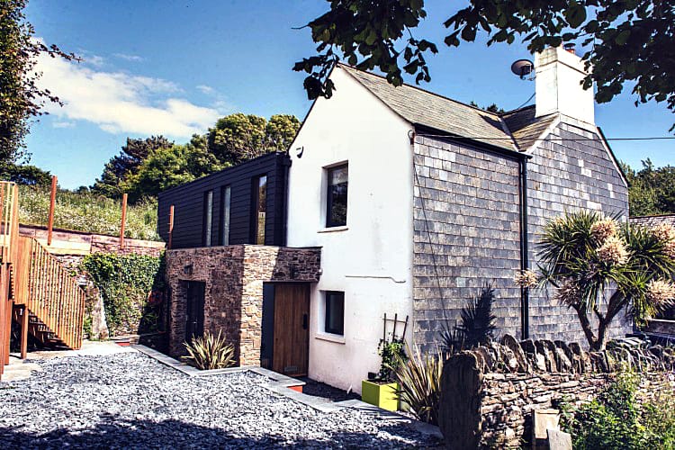 Huccombe Farmhouse sleeps 9