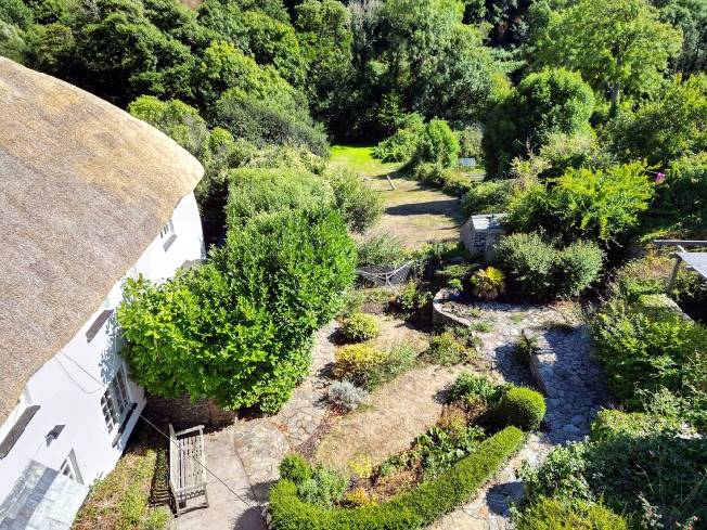 Clematis Cottage is in Bantham, Devon