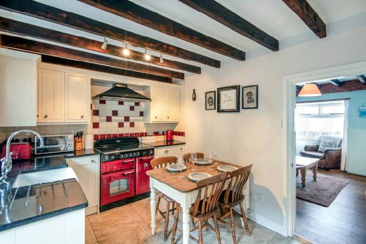 Anchor Cottage is in Beesands, Devon