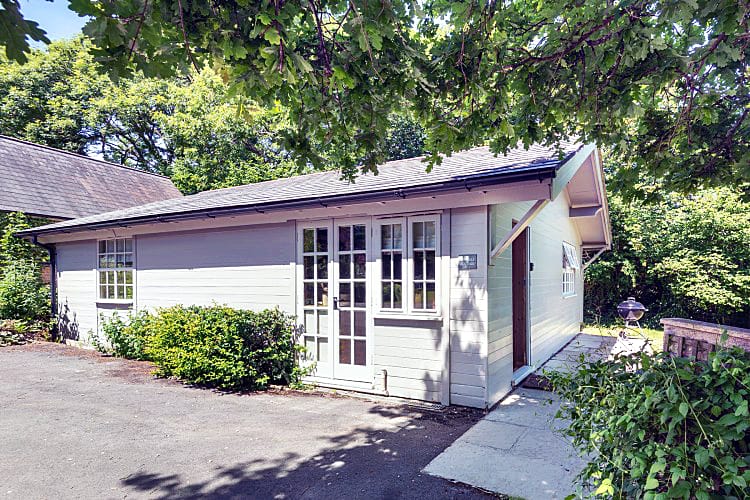 Sawmill Cottage is located in Netherbury