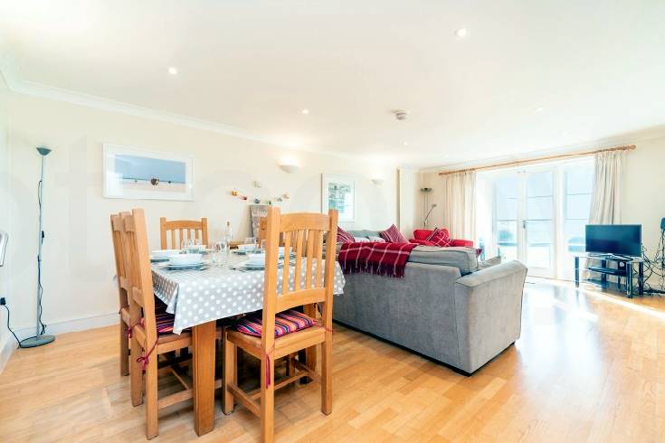 2 Thurlestone Beach Apartments is in Thurlestone, Devon