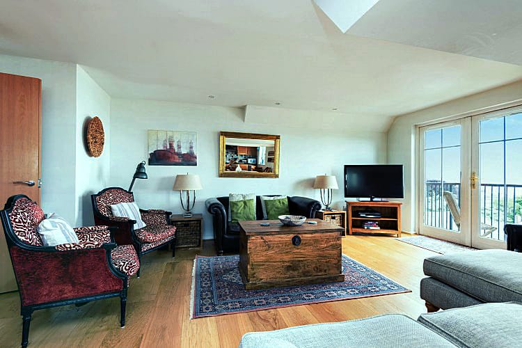 Buckfield Penthouse is located in Lyme Regis