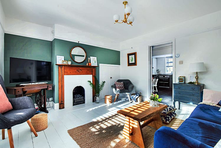 Brook Cottage is located in Lyme Regis